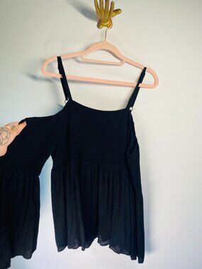 Torrid Black Cold Shoulder Smocked Blouse Womens Size 1 Adjustable Straps Flowy